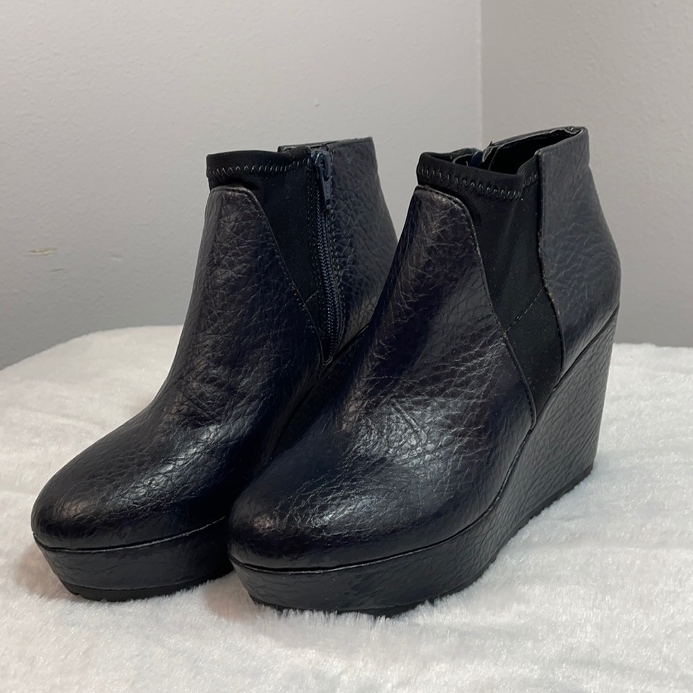 Navy Blue Croc Skin Wedge Short Bootie by Simply Vera Wang Size 7